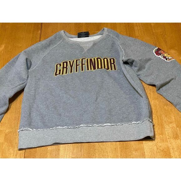 Harry Potter Embroidered Sweatshirt Griffindor Loose Fit Pullover Women’s L 16 - Picture 8 of 13